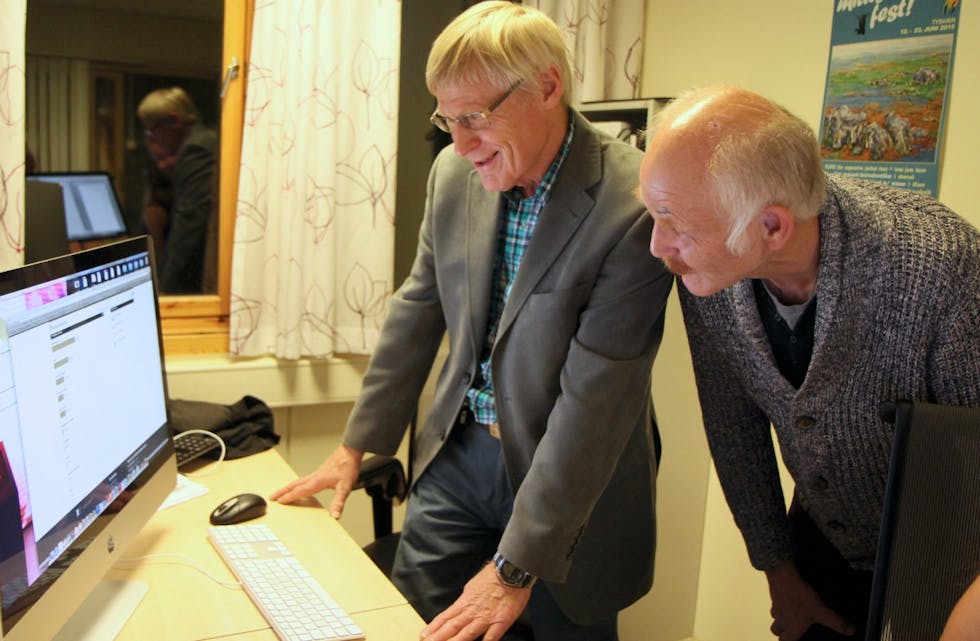 Arne Kallevik og Leif Holgersen sjekkar tala for Partiet Dei Kristne. Foto: Alf-Einar Kvalavåg
