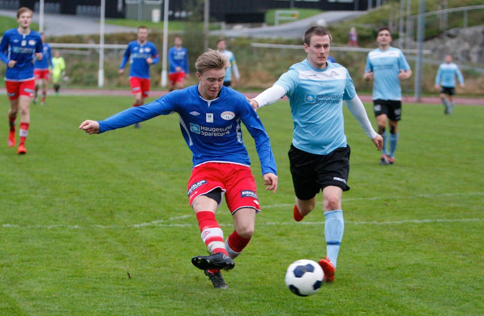 Erik Frøyland skårer sitt andre for dagen og legg på til 5-0 mot Karmsund. Foto: Alf-Einar Kvalavåg