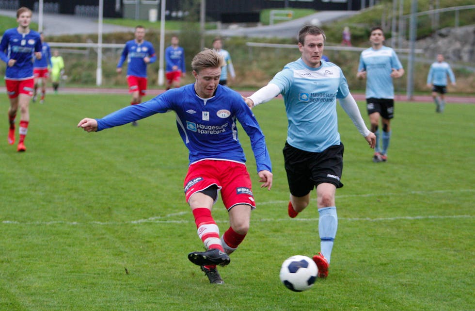 Erik Frøyland skårer sitt andre for dagen og legg på til 5-0 mot Karmsund. Foto: Alf-Einar Kvalavåg