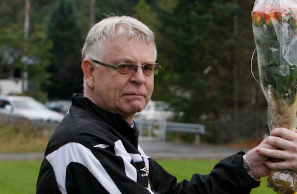 Oddvar Hompland gratulerte Christian Askeland med tangering av klubbrekorden i Skjold. Foto: Alf-Einar Kvalavåg