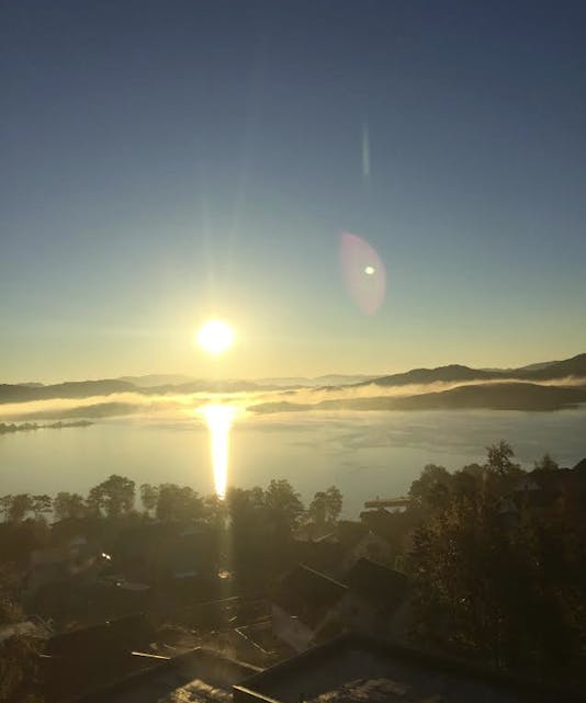 Her er et bilde fra Frakkagjerd, nærmere bestemt Rundhaug, med utsikt over Aksdalsvannet :) tatt mandags morgen.