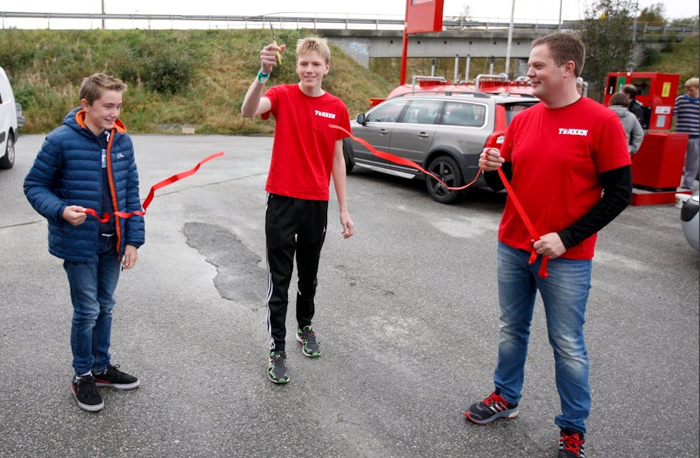 Alexander Rødeseike Lundgård fekg klippe over bandet som markerte opninga av Tanken på Frakkagjerd. Victor Nilsen (t.v.) og Joar Skorpe hjelpte til. Foto: Alf-Einar Kvalavåg