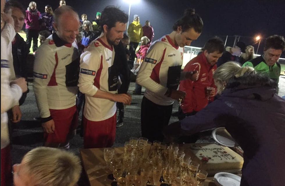 Nedstrand feirer en god sesong med sjampis og kake etter 6-1 over Farkingstad 2. Foto: Morten Ausdal