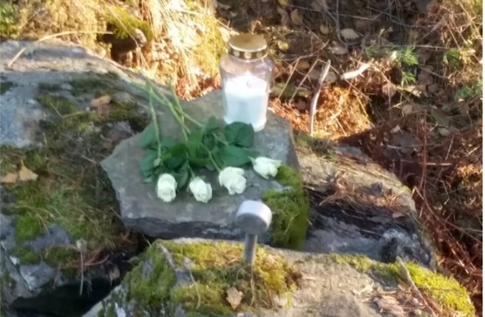 Roser og lys til minne om et liv som ble alt for kort. Foto: Kristian Kvaløy Berntsen