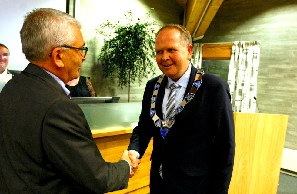 – Lukke til som ny ordførar. Harald Stakkestad (t.v.) og ordførar Sigmund Lier. Foto: Alf-Einar Kvalavåg