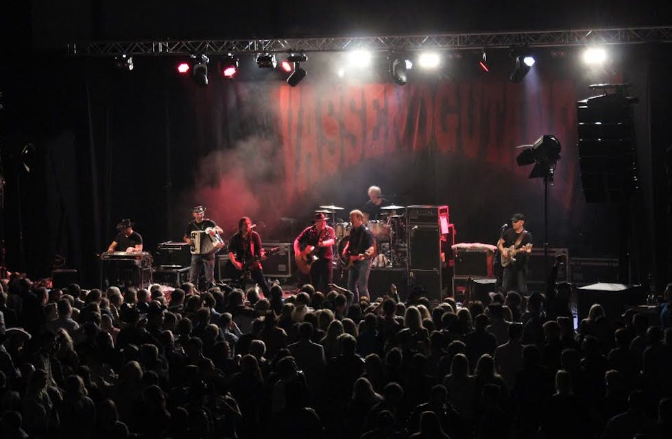 1200 feststemte danset sammen med Vassendgutane til langt på natt i Sysco Arena. Foto: Karina Søvik