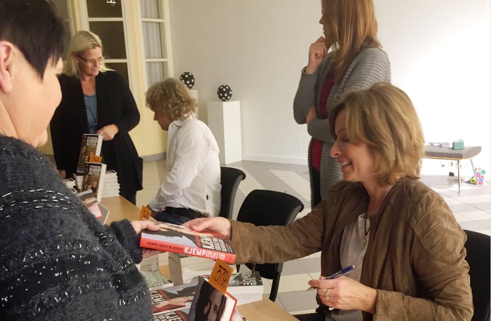 Hanne Kristin Rohnde signerte bøker i Tysværtunet etter bokbadet i går kveld. Foto: Alf-Einar Kvalavåg