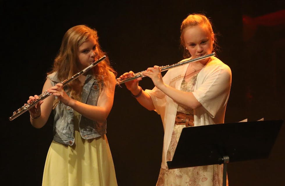 Kristine Hagen (t.v.) og Andrea Bringedal er elever ved kulturskolen og spilte fløyte under forestillingen. Foto: Jorunn Bjørndal Lilleland