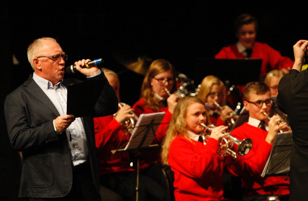 Jakob Birk ble hedra i Tysværtunet og leverte sjølv ei takk tilbake i form av song. Foto: Alf-Einar Kvalavåg