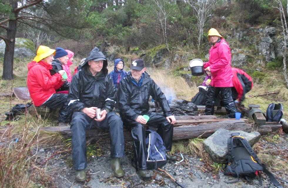 Litt regn stopper ikke turgjengen i Nedstrand. Foto: Privat
