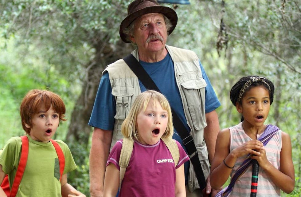 I Karsten og Petra på safari reiser de to bestevennene til Afrika sammen med Petras mamma, morfar og de trofaste følgesvennene Frøken Kanin og Løveungen.