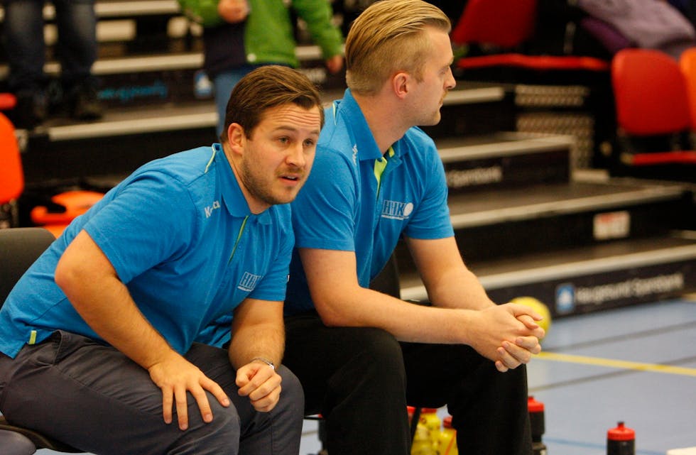 Trener Kristoffer Froestad og assisten Andreas Justesen har en tøff kamp i møte i kveld. Foto: Alf-Einar Kvalavåg