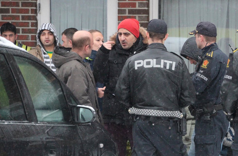 Politiet er nå på plass og sørger for at alle flyktningene kommer seg av gårde til Stavanger. Foto: Karina Søvik.