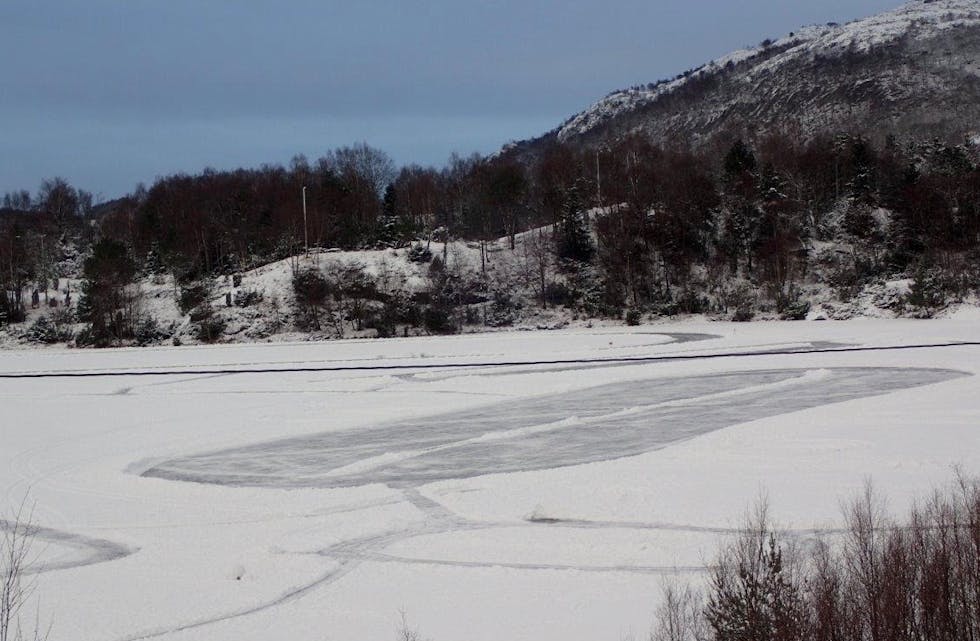 Det er flere baner å teste ut på Bongsatjørna. Isen er nå cirka 16 cm tykk. Foto: Knut-Arild Sørensen