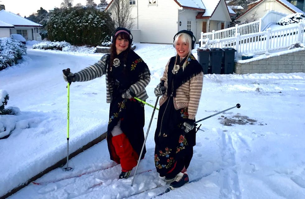 Vibeke Sørensen (41) og Jorunn Synnøve Stava (40) år med bunad og "moderne" undertøy i vinterkulden.  Foto: Inger Lise Wegner
