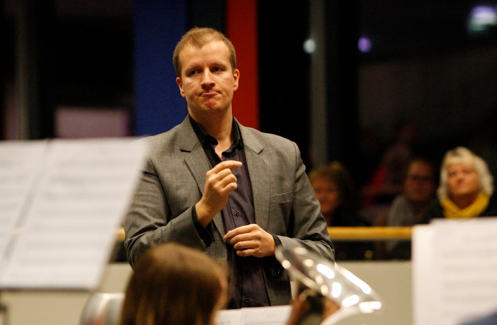 Dirigent Martin Kinn mente det var svært viktig for Tysvær Brass å få spille i storsalen i Tysværtunet. Nå får han viljen sin. Foto: Alf-Einar Kvalavåg