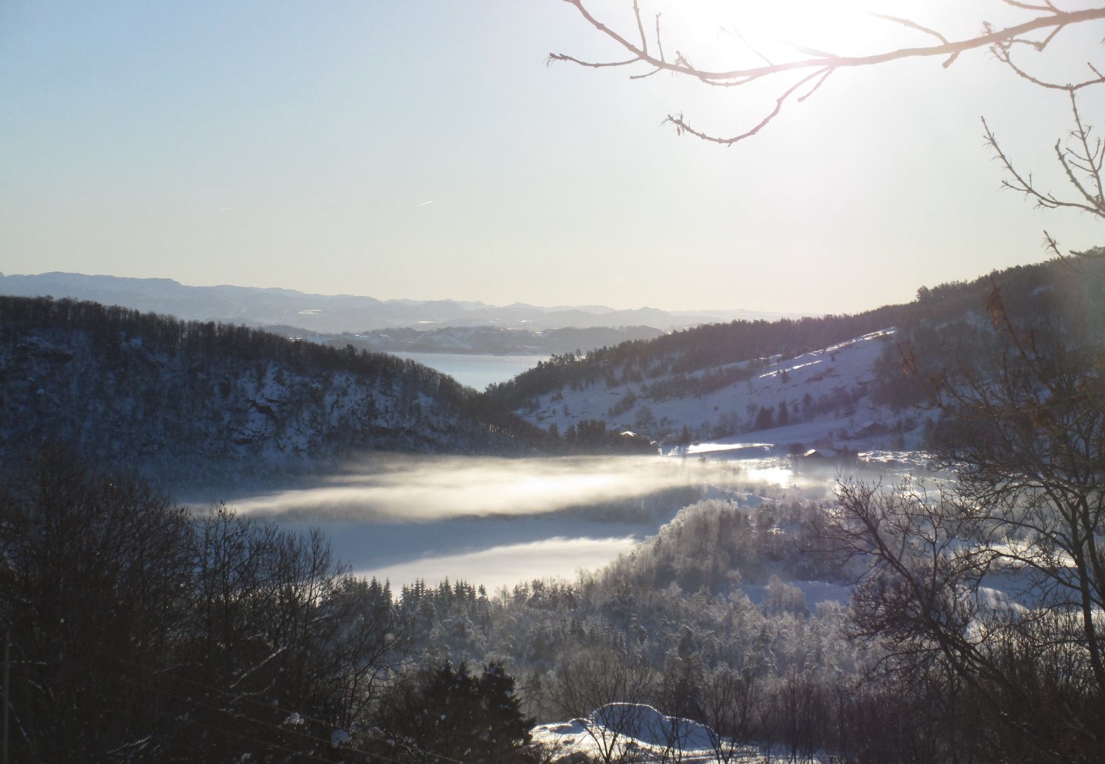 frostrøyk over vatnet, snødekte og rimfrosne tre og mange flotte fotomotiv.