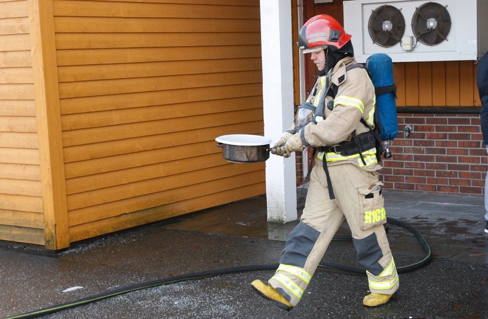 Brannvesenet fikk raskt kontroll over gryta som tok fyr. Foto: Alf-Einar Kvalavåg
