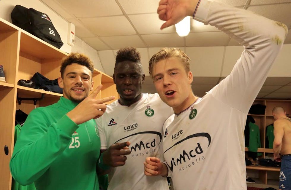 Lagkaptein Moustapha Sall ble matchvinner. Alexander Søderlund (t.h.) var fornøyd med det. Foto: Saint-Etienne