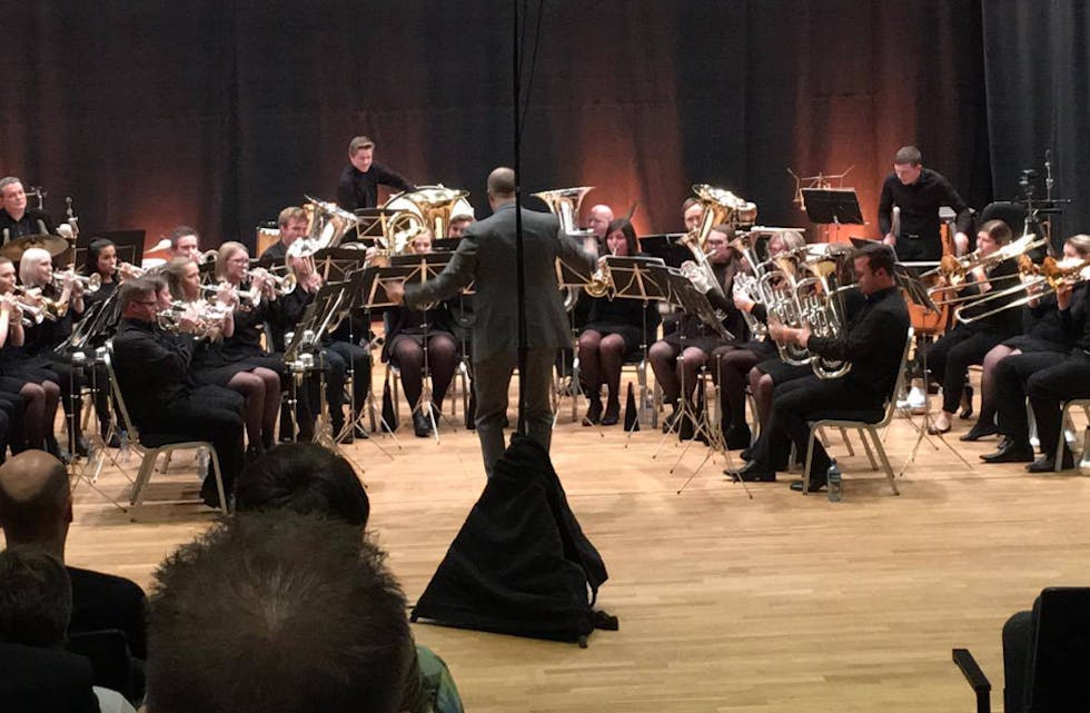Tysvær Brass og dirigent Martin Kinn i aksjon i Grieghallen i Bergen i kveld.
Foto: Tor-Martin Andersen
