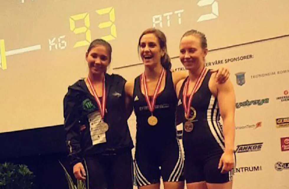 Zekiye Nyland i midten er Norgesmester i vektløfting. Foto: privat