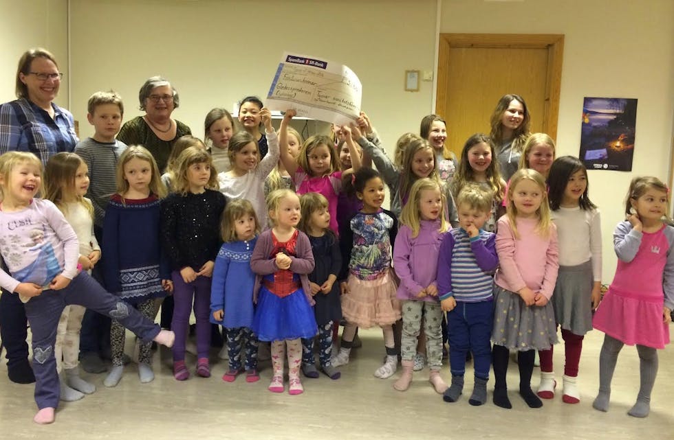 På barnekorøvelsen fikk vi besøk fra Tysvær Sanitetsforening, der vi fikk utdelt kr 5000,- Foto: Simon Ertsvaag