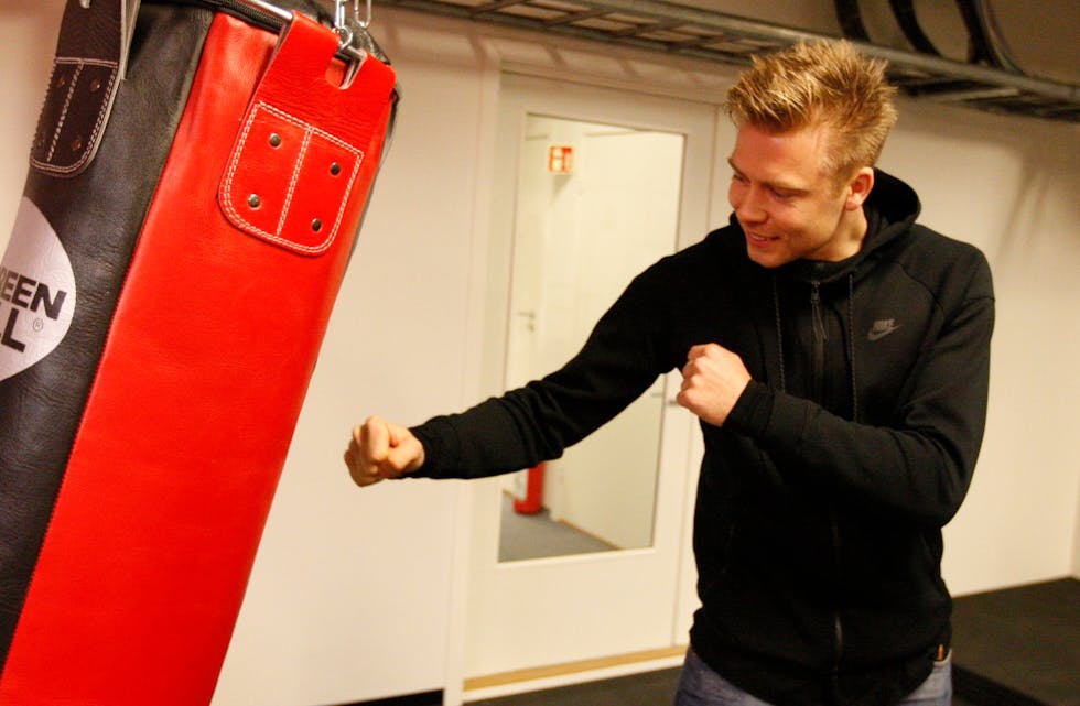 Alexander Søderlund testar sekken i den nye avdelinga som både har boksering og judomatter. Frankrike-proffen går inn på eigarsida i «Trimmeriet».
Foto: Alf-Einar Kvalavåg