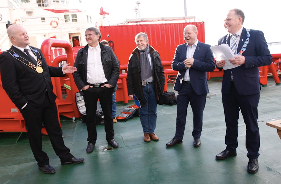 Tormod Våga, Arvid S. Vallestad, Jan Erik Nygaard, Ola S. Apeland og Sigmund Lier smilte alle om kapp med sola under dagens signering av intensjonsavtalen mellom Tysvær og Bokn.
Foto: Alf-Einar Kvalavåg