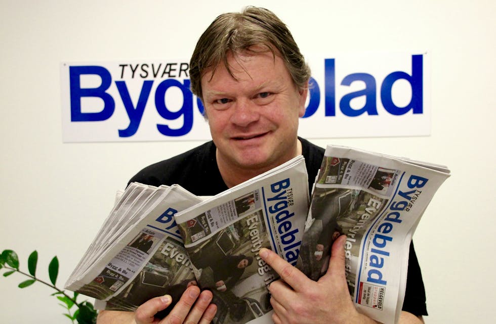 Redaktør Alf-Einar Kvalavåg er godt nøgd med at opplagstalet for Tysvær Bygdeblad er stabilt i ei ustabil avistid. Foto: Karina Søvik