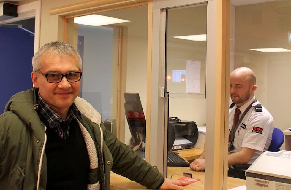 Leder ved forvaltningsseksjonen i Sør Vest politidistrikt i Haugesund, Kjetil Optun. I bakgrunnen er sikkerhetskontrollør ved Haugesund lufthavn, Erik Heimtun.