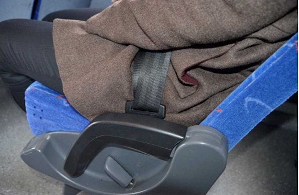 Det er fortsatt mange som ikke bruker belte i bussen. Illfoto: Statens vegvesen