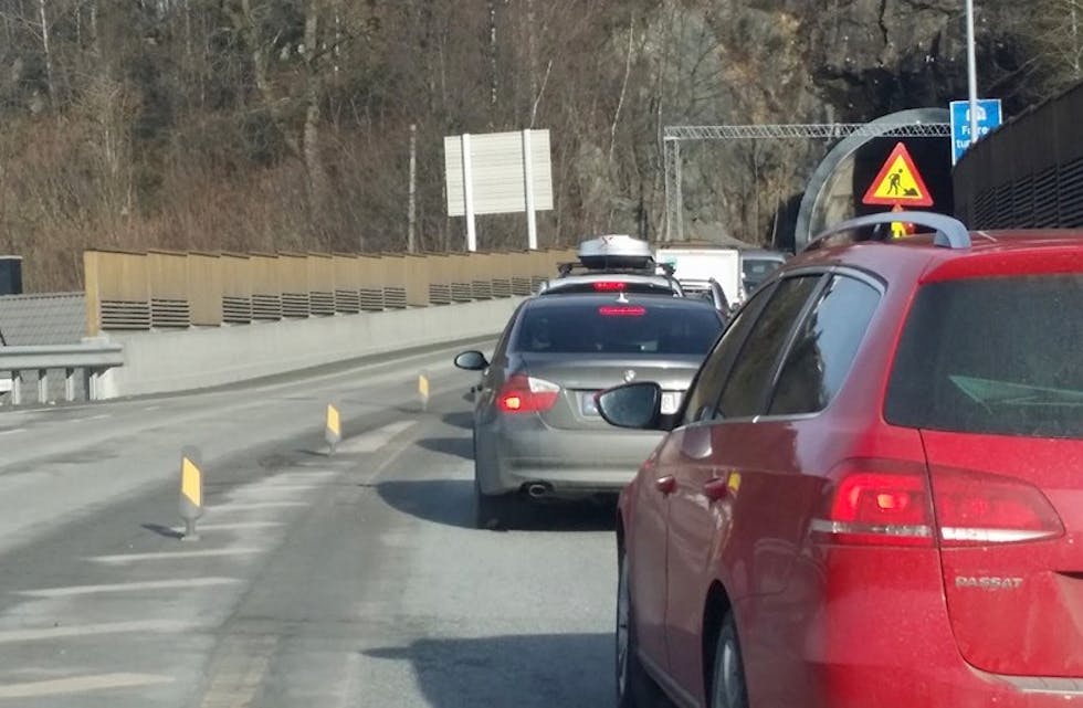 Morten Salvesen fra Førre skole har lagt ut dette bildet av biler i kø.