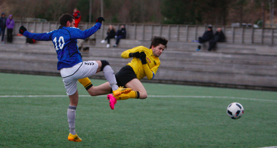 Ole Johannes Stople brente straffe nummer to, men scoret akrobatisk på returen. Foto: Alf-Einar Kvalavåg