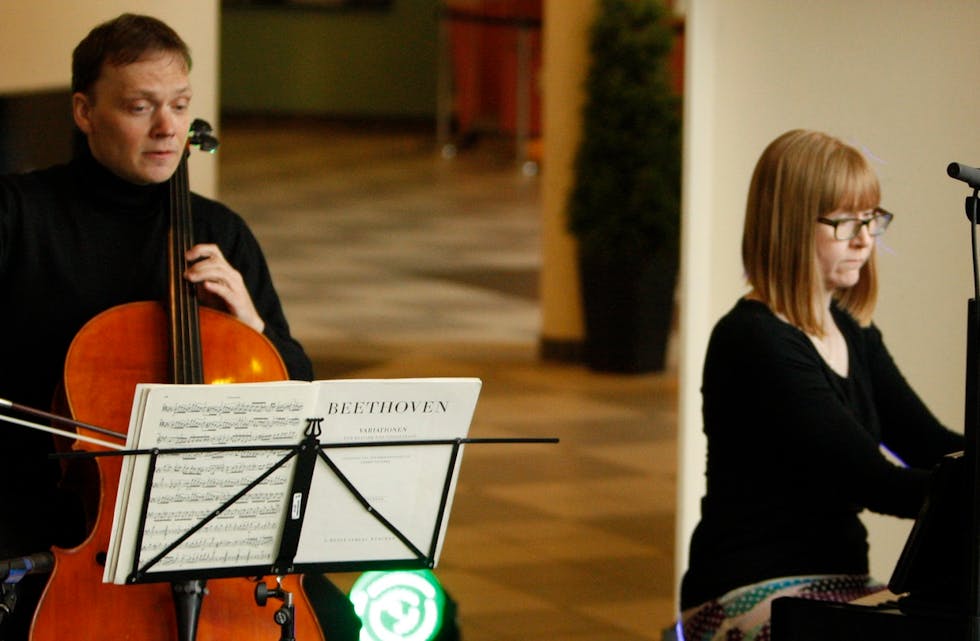 Tobias Tellmann (cello) og Marina Johansson (piano) leverte en imponerende og behagelig lunsjkonsert. Foto: Alf-Einar Kvalavåg