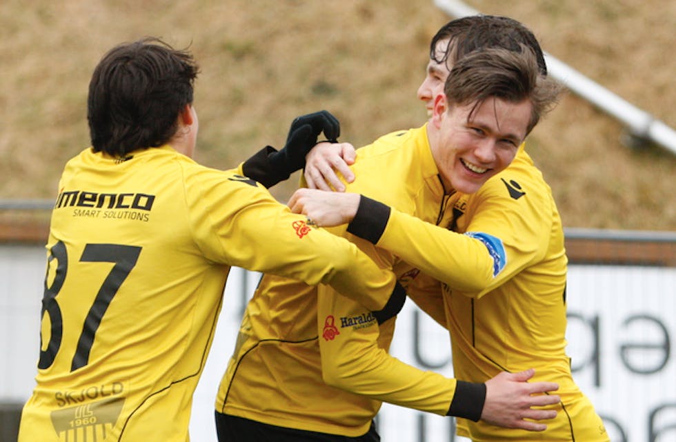 GRindes gladest spiller, Espen Sørenes, har scoret sitt første seriemål. Her bilr han gratulert av Roald Berge og Ole Johannes Stople. Foto: Alf-Einar Kvalavåg