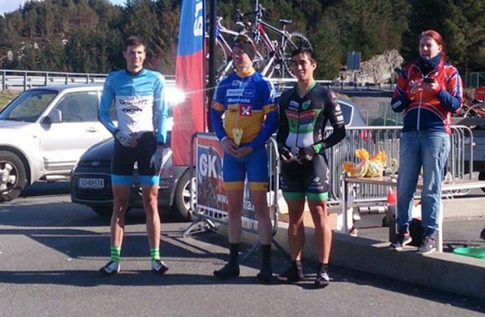 Magne Aarsteinsen (t.v.) ble nummer to i dagens Sotramila på sykkel. Foto: privat