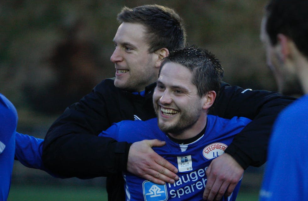 Øyvind Stakland var et naturlig midtpunkt etter kampen. Her får han gratulasjoner av trenerne Chrstoffer Kydland og Dag Frode Tønnesen. Foto: Alf-Einar Kvalavåg