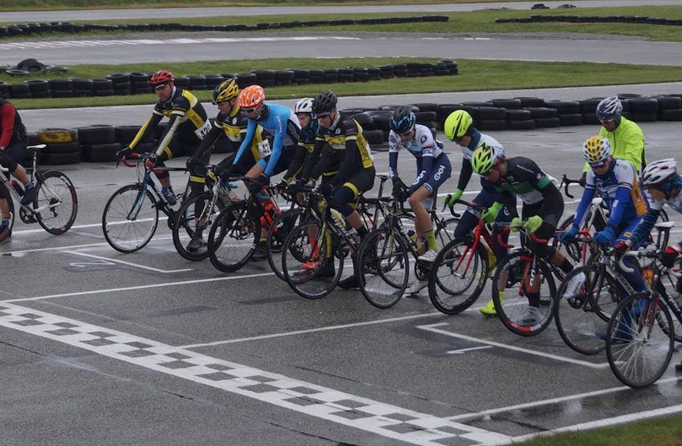 Klare til start. Gateløp på sykkel ble en suksess. Foto: Bokn SK