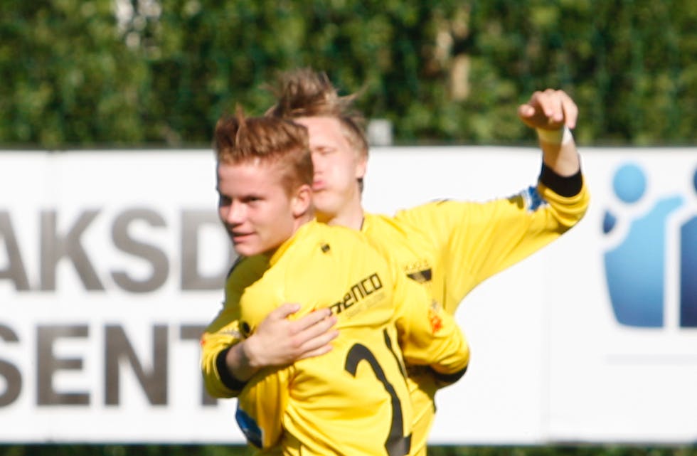 Berge Ohm og Mats Steinsland feirer 1-0.
