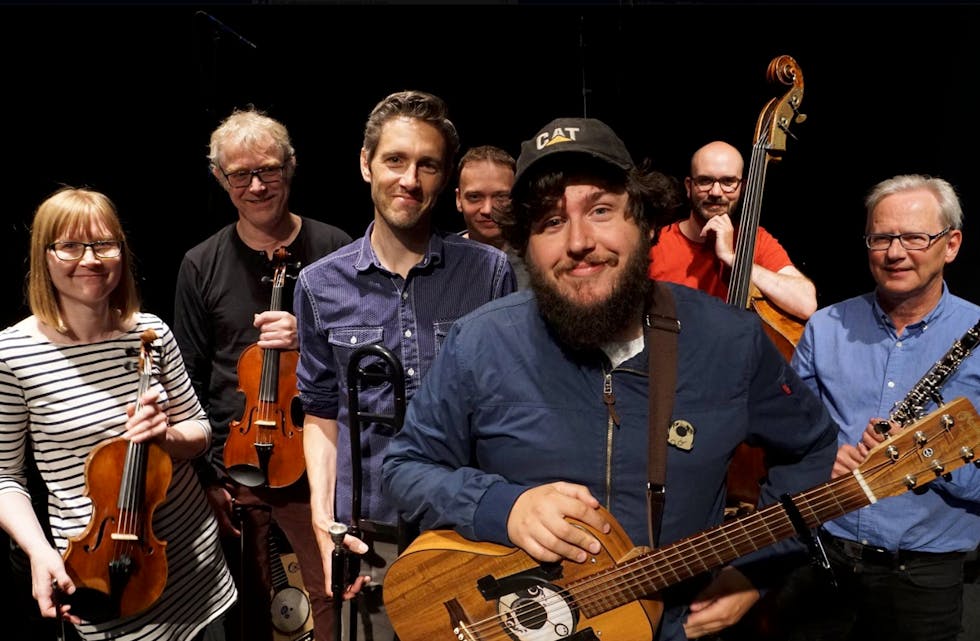 I dag øver Egil Olsen og MUNOR på Tysværtunet kulturhus,
Frå venstre: Marina Johansson, Bernhard Gismervik, Kevin Steinman, Tobias Tellman, Egil Olsen, Ketil Lunde , Arild Halvorsen.
Foto: Øystein Simonsen