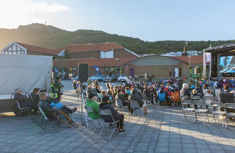 Mange ville se filmen «Børning» i Aksdal i kveld. Foto: Jorunn Bjørndal Lilleland
