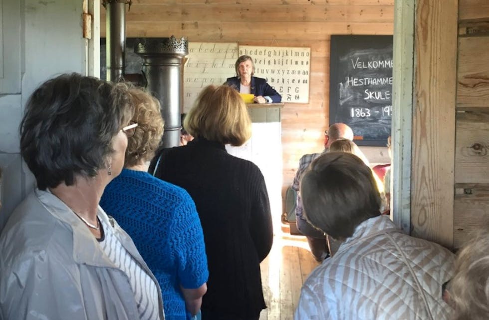 Folk stod både inne og ute for å høyre på Borghild Yrkje. Foto: MSF