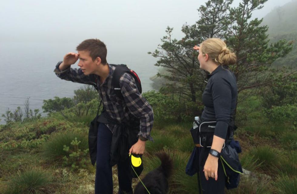 Tåka øydela utsikten, men ikkje gleda av å gå tur. Foto: Hervik UL