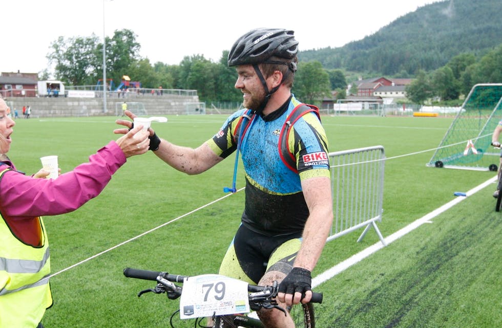 Tore Espevik får et glass vann på veien av Randi Pedersen. Han ble nummert 32 i ruttet, en meget bra prestasjon. Foto: Alf-Einar Kvalavåg