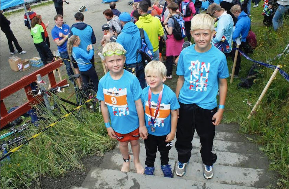 Noah, Linus og Oliver Sætre er i sitt ess når de kan delta i lokale idrettskonkurranser. Foto: Eva Birkeland