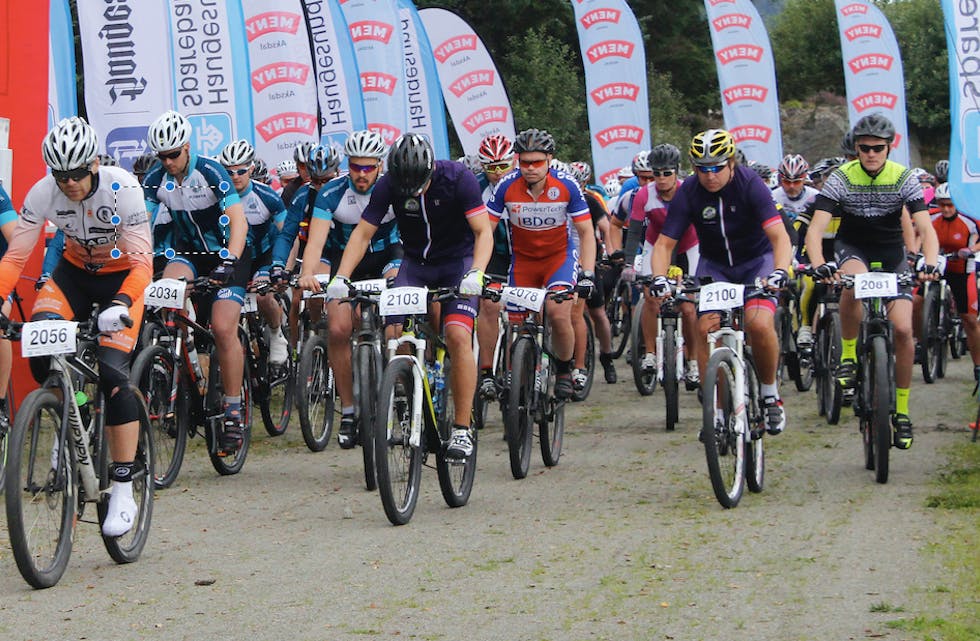 Fra starten av årets Steinsvikritt på sykkel. Foto: Eva Birkeland