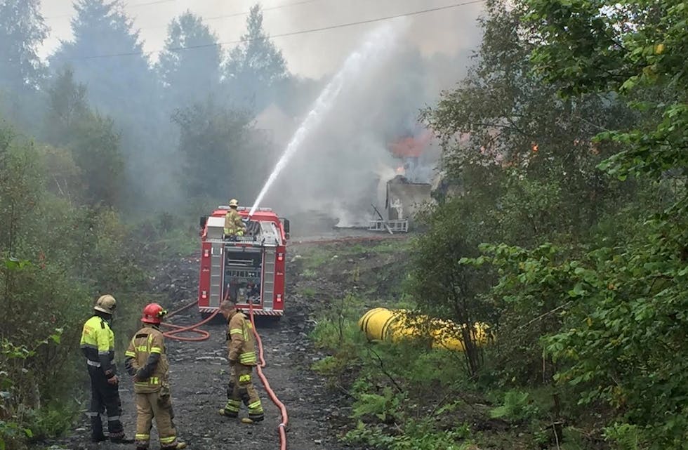 Brannvesenet har nå kontroll over en brann på Kallevik. Foto: Mona Terjesen