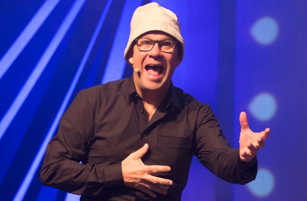 Bjarte Hjelmeland gjester Tysværtunet med sitt prisvinnende humorshow. FOTO: ØYVIND GANESH/OVER NORGE