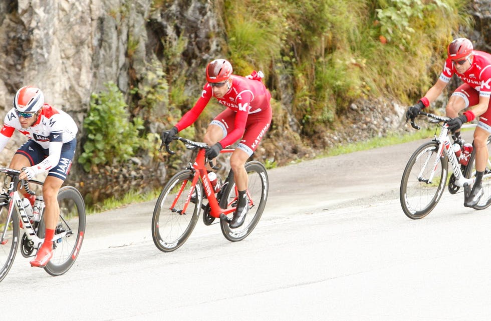 Alexander kristoff (t.h.) lå langt fremme i hovedfeltet gjennom Skjoldastraumen. Foto: Alf-EInar Kvalavåg