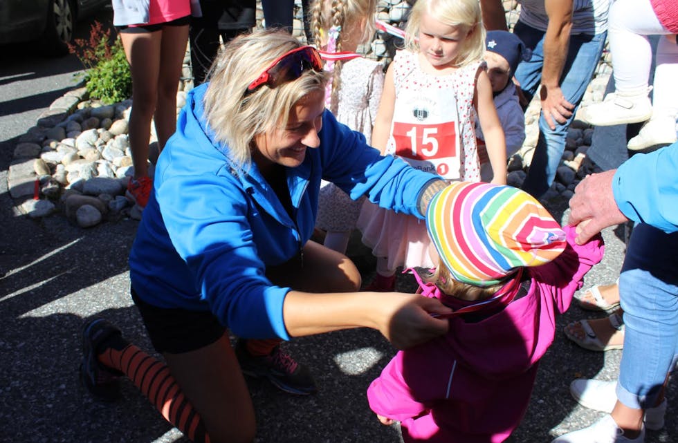 : Alle barna som sprang barneløpet fekk vel fortent medalje rundt halsen av Vibeke Skofterud.